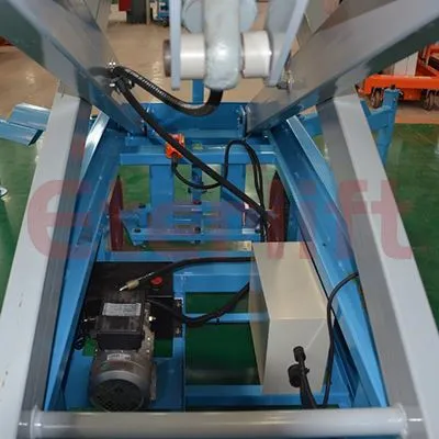Self-propelled scissor lift